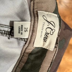 J Crew atraight camouflage cargo pant. 2 back pockets